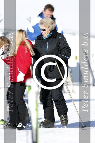 Lech, 18 Februari 2013 Fotoshoot Kon. huis in Lech tijdens de wintersportvakantie met o.a.: Koningin Beatrix, Prins Willem Alexander, Prinses Maxima, Prinses Amalia, Prinses Alexia en Prinses Ariane.
Foto Peter Smulders BV