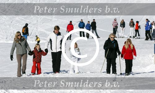 Lech, 18 Februari 2013 Fotoshoot Kon. huis in Lech tijdens de wintersportvakantie met o.a.: Koningin Beatrix, Prins Willem Alexander, Prinses Maxima, Prinses Amalia, Prinses Alexia en Prinses Ariane.
Foto Peter Smulders BV