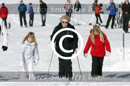 Lech, 18 Februari 2013 Fotoshoot Kon. huis in Lech tijdens de wintersportvakantie met o.a.: Koningin Beatrix, Prins Willem Alexander, Prinses Maxima, Prinses Amalia, Prinses Alexia en Prinses Ariane.
Foto Peter Smulders BV