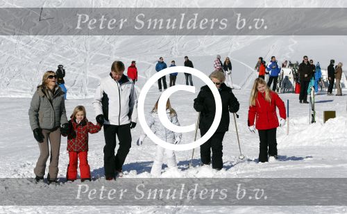Lech, 18 Februari 2013 Fotoshoot Kon. huis in Lech tijdens de wintersportvakantie met o.a.: Koningin Beatrix, Prins Willem Alexander, Prinses Maxima, Prinses Amalia, Prinses Alexia en Prinses Ariane.
Foto Peter Smulders BV