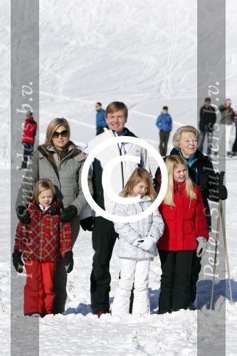 Lech, 18 Februari 2013 Fotoshoot Kon. huis in Lech tijdens de wintersportvakantie met o.a.: Koningin Beatrix, Prins Willem Alexander, Prinses Maxima, Prinses Amalia, Prinses Alexia en Prinses Ariane.
Foto Peter Smulders BV