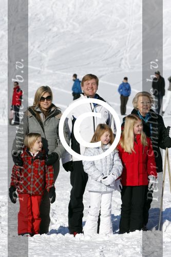 Lech, 18 Februari 2013 Fotoshoot Kon. huis in Lech tijdens de wintersportvakantie met o.a.: Koningin Beatrix, Prins Willem Alexander, Prinses Maxima, Prinses Amalia, Prinses Alexia en Prinses Ariane.
Foto Peter Smulders BV
