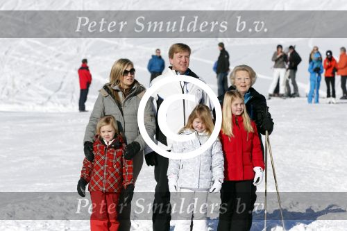 Lech, 18 Februari 2013 Fotoshoot Kon. huis in Lech tijdens de wintersportvakantie met o.a.: Koningin Beatrix, Prins Willem Alexander, Prinses Maxima, Prinses Amalia, Prinses Alexia en Prinses Ariane.
Foto Peter Smulders BV