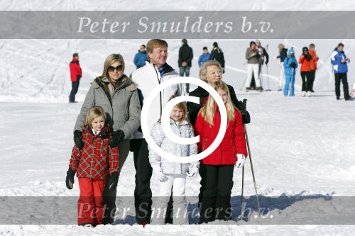 Lech, 18 Februari 2013 Fotoshoot Kon. huis in Lech tijdens de wintersportvakantie met o.a.: Koningin Beatrix, Prins Willem Alexander, Prinses Maxima, Prinses Amalia, Prinses Alexia en Prinses Ariane.
Foto Peter Smulders BV