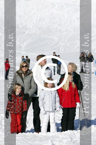 Lech, 18 Februari 2013 Fotoshoot Kon. huis in Lech tijdens de wintersportvakantie met o.a.: Koningin Beatrix, Prins Willem Alexander, Prinses Maxima, Prinses Amalia, Prinses Alexia en Prinses Ariane.
Foto Peter Smulders BV