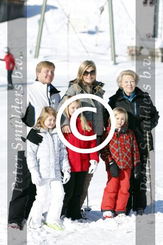 Lech, 18 Februari 2013 Fotoshoot Kon. huis in Lech tijdens de wintersportvakantie met o.a.: Koningin Beatrix, Prins Willem Alexander, Prinses Maxima, Prinses Amalia, Prinses Alexia en Prinses Ariane.
Foto Peter Smulders BV