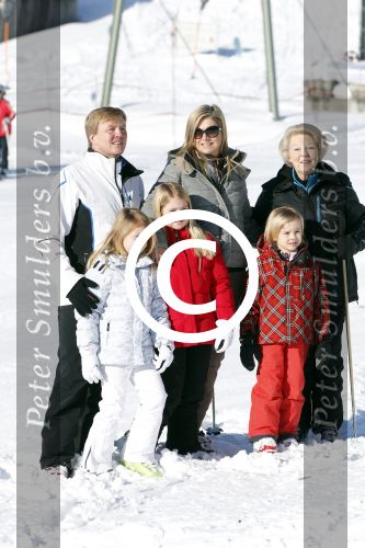 Lech, 18 Februari 2013 Fotoshoot Kon. huis in Lech tijdens de wintersportvakantie met o.a.: Koningin Beatrix, Prins Willem Alexander, Prinses Maxima, Prinses Amalia, Prinses Alexia en Prinses Ariane.
Foto Peter Smulders BV