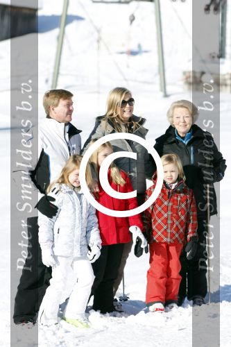 Lech, 18 Februari 2013 Fotoshoot Kon. huis in Lech tijdens de wintersportvakantie met o.a.: Koningin Beatrix, Prins Willem Alexander, Prinses Maxima, Prinses Amalia, Prinses Alexia en Prinses Ariane.
Foto Peter Smulders BV