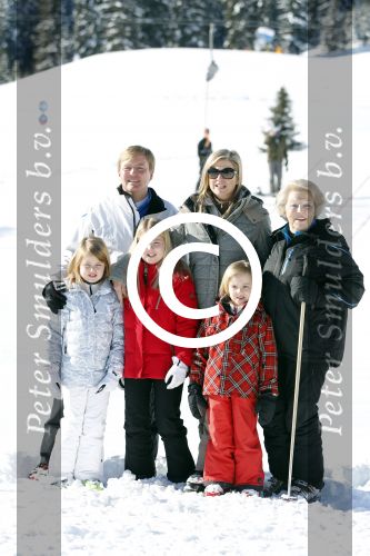 Lech, 18 Februari 2013 Fotoshoot Kon. huis in Lech tijdens de wintersportvakantie met o.a.: Koningin Beatrix, Prins Willem Alexander, Prinses Maxima, Prinses Amalia, Prinses Alexia en Prinses Ariane.
Foto Peter Smulders BV
