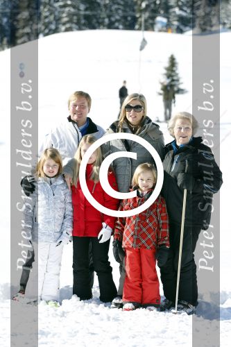 Lech, 18 Februari 2013 Fotoshoot Kon. huis in Lech tijdens de wintersportvakantie met o.a.: Koningin Beatrix, Prins Willem Alexander, Prinses Maxima, Prinses Amalia, Prinses Alexia en Prinses Ariane.
Foto Peter Smulders BV