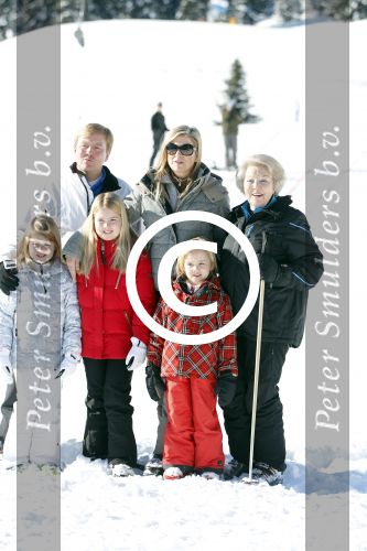Lech, 18 Februari 2013 Fotoshoot Kon. huis in Lech tijdens de wintersportvakantie met o.a.: Koningin Beatrix, Prins Willem Alexander, Prinses Maxima, Prinses Amalia, Prinses Alexia en Prinses Ariane.
Foto Peter Smulders BV