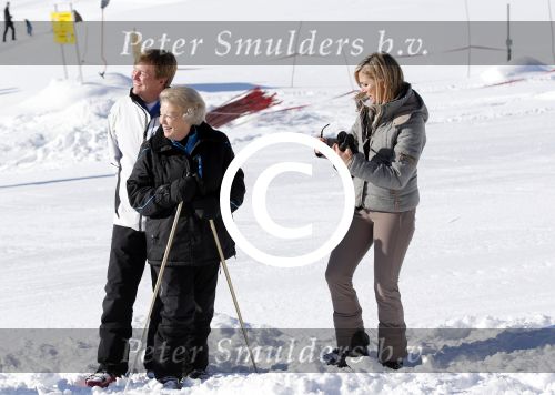 Lech, 18 Februari 2013 Fotoshoot Kon. huis in Lech tijdens de wintersportvakantie met o.a.: Koningin Beatrix, Prins Willem Alexander, Prinses Maxima, Prinses Amalia, Prinses Alexia en Prinses Ariane.
Foto Peter Smulders BV