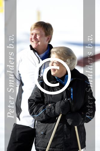 Lech, 18 Februari 2013 Fotoshoot Kon. huis in Lech tijdens de wintersportvakantie met o.a.: Koningin Beatrix, Prins Willem Alexander, Prinses Maxima, Prinses Amalia, Prinses Alexia en Prinses Ariane.
Foto Peter Smulders BV