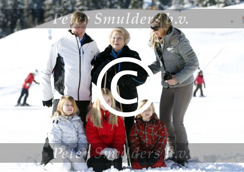 Lech, 18 Februari 2013 Fotoshoot Kon. huis in Lech tijdens de wintersportvakantie met o.a.: Koningin Beatrix, Prins Willem Alexander, Prinses Maxima, Prinses Amalia, Prinses Alexia en Prinses Ariane.
Foto Peter Smulders BV