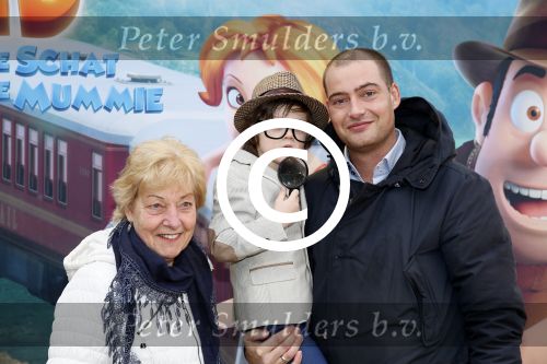 Amsterdam 3 februari 2013
Premiere Ted en de Schat in pathe Arena. Lange Frans met zoon en moeder
Peter Smulders bv