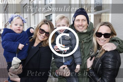 Leiden 10 februari 2013
Premiere Woezel en Pip in de Leidse schouwburg. Lieke v Lexmond met haar zus Jetteke haar man en 2 kinderen
Peter Smulders bv