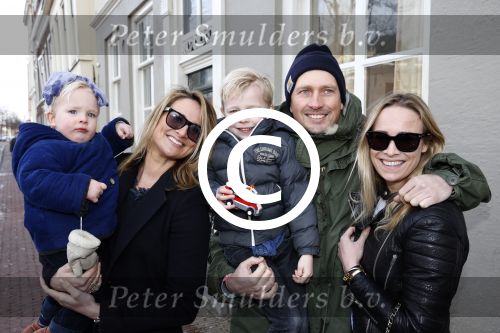 Leiden 10 februari 2013
Premiere Woezel en Pip in de Leidse schouwburg. Lieke v Lexmond met haar zus Jetteke haar man en 2 kinderen
Peter Smulders bv