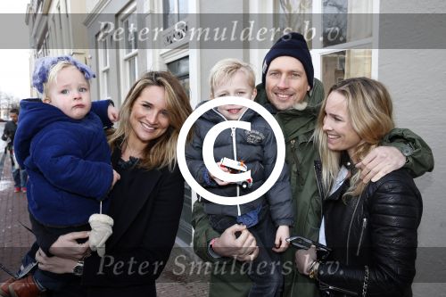 Leiden 10 februari 2013
Premiere Woezel en Pip in de Leidse schouwburg. Lieke v Lexmond met haar zus Jetteke haar man en 2 kinderen
Peter Smulders bv
