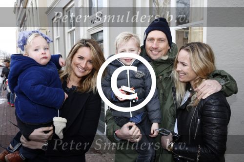 Leiden 10 februari 2013
Premiere Woezel en Pip in de Leidse schouwburg. Lieke v Lexmond met haar zus Jetteke haar man en 2 kinderen
Peter Smulders bv