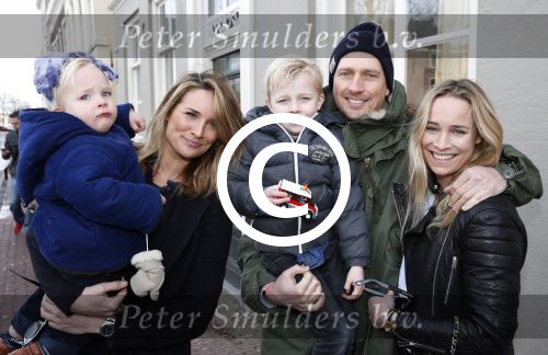 Leiden 10 februari 2013
Premiere Woezel en Pip in de Leidse schouwburg. Lieke v Lexmond met haar zus Jetteke haar man en 2 kinderen
Peter Smulders bv