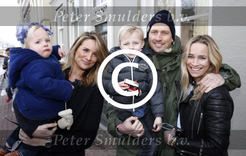 Leiden 10 februari 2013
Premiere Woezel en Pip in de Leidse schouwburg. Lieke v Lexmond met haar zus Jetteke haar man en 2 kinderen
Peter Smulders bv