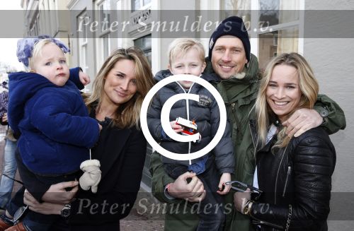 Leiden 10 februari 2013
Premiere Woezel en Pip in de Leidse schouwburg. Lieke v Lexmond met haar zus Jetteke haar man en 2 kinderen
Peter Smulders bv