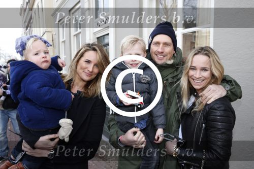 Leiden 10 februari 2013
Premiere Woezel en Pip in de Leidse schouwburg. Lieke v Lexmond met haar zus Jetteke haar man en 2 kinderen
Peter Smulders bv