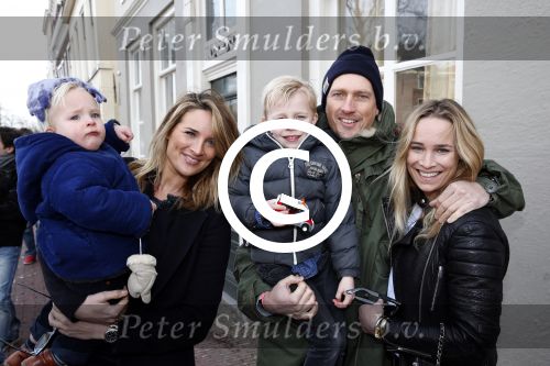 Leiden 10 februari 2013
Premiere Woezel en Pip in de Leidse schouwburg. Lieke v Lexmond met haar zus Jetteke haar man en 2 kinderen
Peter Smulders bv
