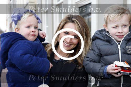 Leiden 10 februari 2013
Premiere Woezel en Pip in de Leidse schouwburg. Lieke v Lexmond met haar zus Jetteke haar man en 2 kinderen
Peter Smulders bv