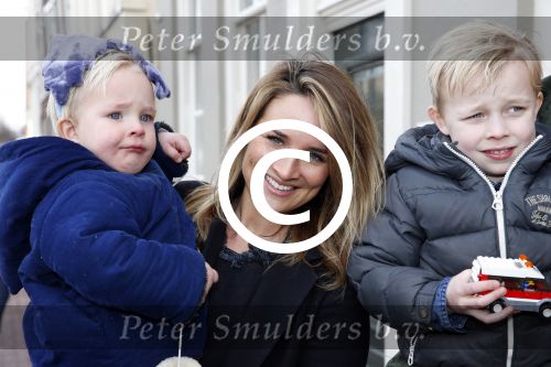 Leiden 10 februari 2013
Premiere Woezel en Pip in de Leidse schouwburg. Lieke v Lexmond met haar zus Jetteke haar man en 2 kinderen
Peter Smulders bv