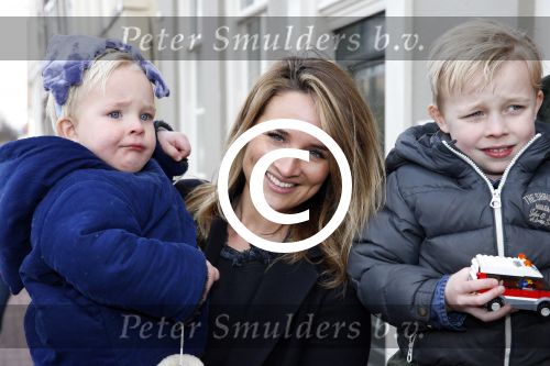 Leiden 10 februari 2013
Premiere Woezel en Pip in de Leidse schouwburg. Lieke v Lexmond met haar zus Jetteke haar man en 2 kinderen
Peter Smulders bv