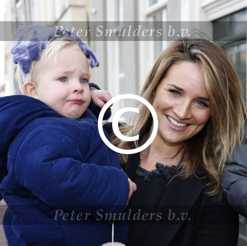 Leiden 10 februari 2013
Premiere Woezel en Pip in de Leidse schouwburg. Lieke v Lexmond met haar zus Jetteke haar man en 2 kinderen
Peter Smulders bv