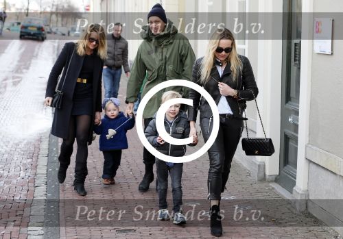 Leiden 10 februari 2013
Premiere Woezel en Pip in de Leidse schouwburg. Lieke v Lexmond met haar zus Jetteke haar man en 2 kinderen
Peter Smulders bv