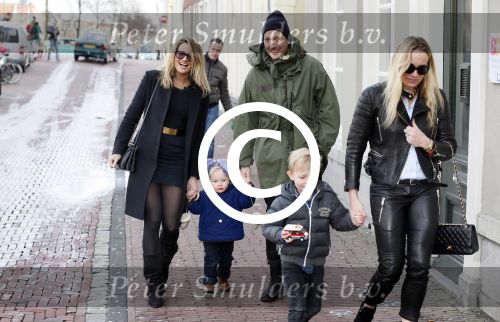 Leiden 10 februari 2013
Premiere Woezel en Pip in de Leidse schouwburg. Lieke v Lexmond met haar zus Jetteke haar man en 2 kinderen
Peter Smulders bv