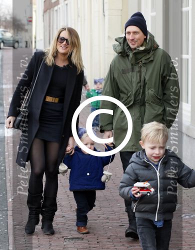 Leiden 10 februari 2013
Premiere Woezel en Pip in de Leidse schouwburg. Lieke v Lexmond met haar zus Jetteke haar man en 2 kinderen
Peter Smulders bv