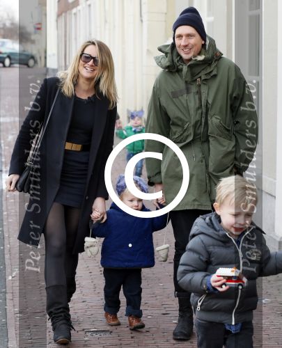 Leiden 10 februari 2013
Premiere Woezel en Pip in de Leidse schouwburg. Lieke v Lexmond met haar zus Jetteke haar man en 2 kinderen
Peter Smulders bv