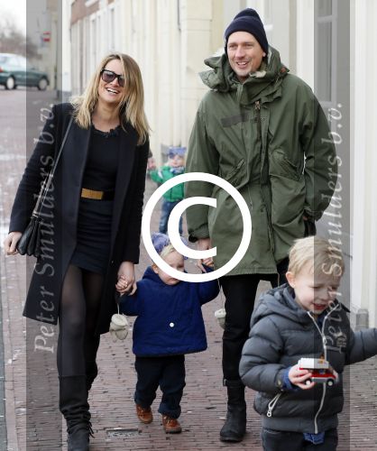 Leiden 10 februari 2013
Premiere Woezel en Pip in de Leidse schouwburg. Lieke v Lexmond met haar zus Jetteke haar man en 2 kinderen
Peter Smulders bv