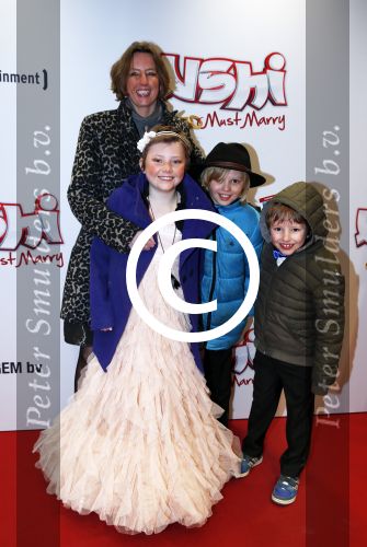 Amsterdam 11 februari 2013
Premiere Ushi must marry met Wendy v Dijk in Tuschinski. Marjolein de Lange met Berend Julie en Koen
Peter Smulders bv