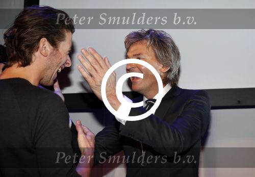 Amsterdam 17 januari 2013
Matthijs v Nieuwkek wordt uitgeroepen voor omroepman van het jaar en krijgt de prijs overhandigd uit handen van John de Mol. Mark Leene
Peter Smulders bv