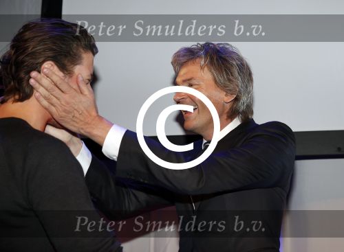 Amsterdam 17 januari 2013
Matthijs v Nieuwkek wordt uitgeroepen voor omroepman van het jaar en krijgt de prijs overhandigd uit handen van John de Mol. Mark Leene
Peter Smulders bv