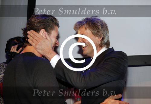 Amsterdam 17 januari 2013
Matthijs v Nieuwkek wordt uitgeroepen voor omroepman van het jaar en krijgt de prijs overhandigd uit handen van John de Mol. Mark Leene
Peter Smulders bv
