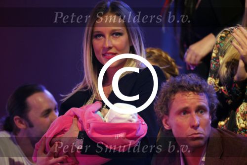 Hilversum 19 januari 2013
Opnames sterren dansen op het ijs in studio 24 gepresenteerd door Gerard Joling. Michael Boogerd met zijn vriendin Darya Nucci en dochtertje Anais
Peter Smulders bv