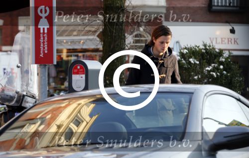 Amsterdam 16 januari 2013
Deze jongen haalt broodjes in de auto van Robert Jensen.
Peter Smulders bv