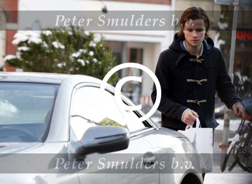 Amsterdam 16 januari 2013
Deze jongen haalt broodjes in de auto van Robert Jensen.
Peter Smulders bv