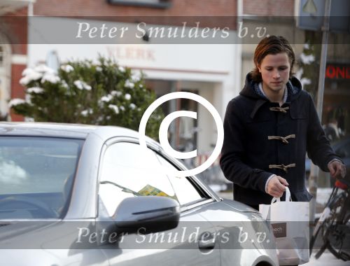 Amsterdam 16 januari 2013
Deze jongen haalt broodjes in de auto van Robert Jensen.
Peter Smulders bv