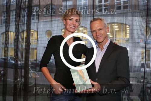 Amsterdam 4 februari 2013
Presentatie boek Patricia Snel in V hotel . Jaap Jongbloed krijgt het eerste exemplaar en zijn vriendin Quirine Melssen zingt verschillende liederen.
Peter Smulders bv