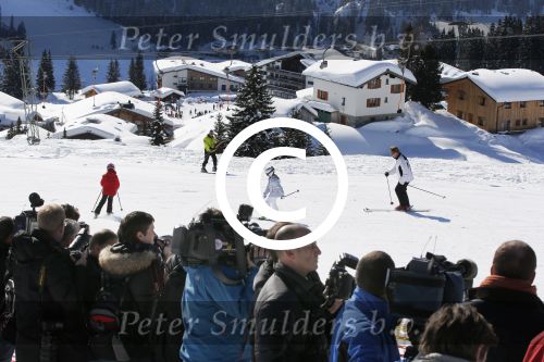 Lech, 18 Februari 2013 Fotoshoot Kon. huis in Lech tijdens de wintersportvakantie met o.a.: Koningin Beatrix, Prins Willem Alexander, Prinses Maxima, Prinses Amalia, Prinses Alexia en Prinses Ariane.
Foto Peter Smulders BV