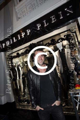 Amsterdam 7 februari 2013
Presentatie cover talkies met Olcay Gulsen en Philipp Plein erop.
Feestje is op de cd pc Hooftstraat bij cafe PC
Peter Smulders bv