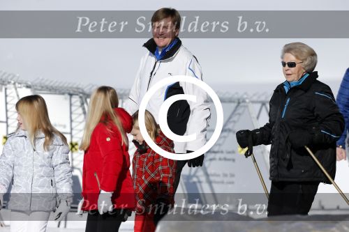 Lech, 18 Februari 2013 Fotoshoot Kon. huis in Lech tijdens de wintersportvakantie met o.a.: Koningin Beatrix, Prins Willem Alexander, Prinses Maxima, Prinses Amalia, Prinses Alexia en Prinses Ariane.
Foto Peter Smulders BV