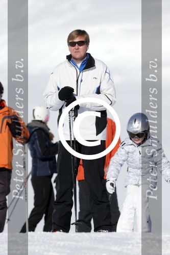 Lech, 18 Februari 2013 Fotoshoot Kon. huis in Lech tijdens de wintersportvakantie met o.a.: Koningin Beatrix, Prins Willem Alexander, Prinses Maxima, Prinses Amalia, Prinses Alexia en Prinses Ariane.
Foto Peter Smulders BV